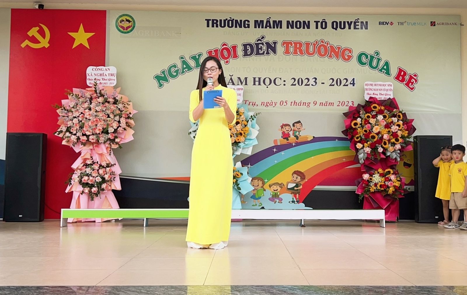 Cô Nguyễn Thị Phương Thảo dẫn chương trình văn nghệ
